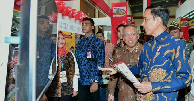 Presiden Jokowi didampingi Menteri Basuki Hadimuljono tinjau  Booth IPEX 2017