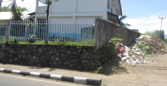 Sampah samping sekolah di jalan Teling Tingkulu