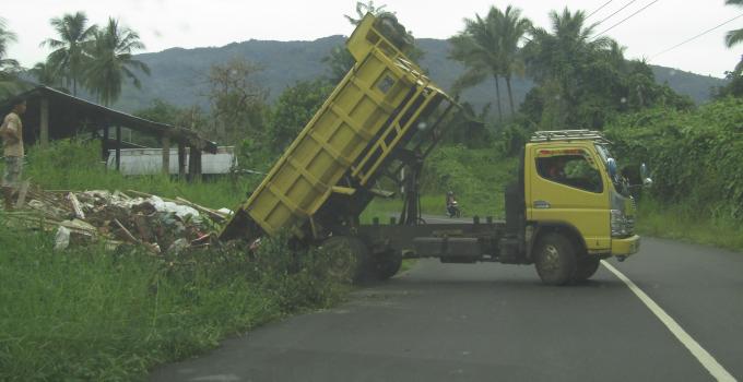 Sampah dan material dibuang di jalan Koka