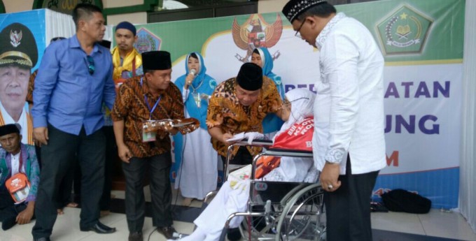 Walikota saat membagikan tali asih kepada calon jemaah Haji Kota Bitung