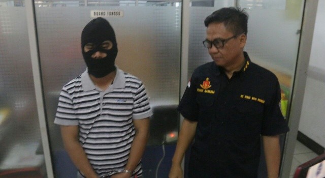Anggota polisi terduga pengedar narkoba (kiri) dan Dirnarkoba Polda Sulut Kombes Pol RY Wihastono Yoga Pranoto SIK 