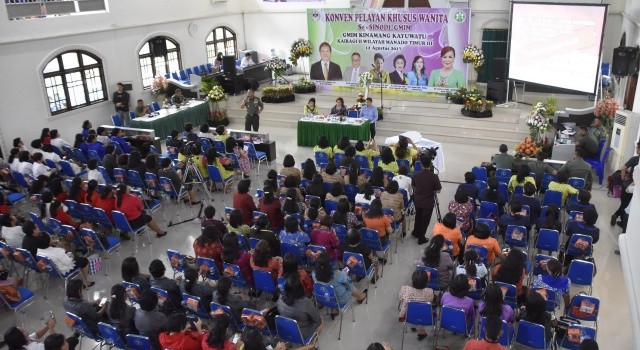Mayjen TNI Ganip Warsito saat membawakan materi di Konven Pelayan Khusus Wanita se-Sinode GMIM di Kinamang