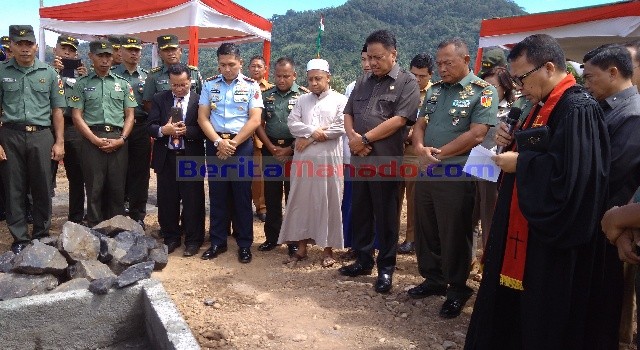 Doa bersama sebelum peletakan batu pertama dipimpin oleh Pdt Lucky Rumopa