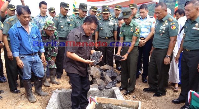 Olly Dondokambey mengawali peletakan batu pertama pembangunan Pangkalan Batalyon 712 /Wiratama