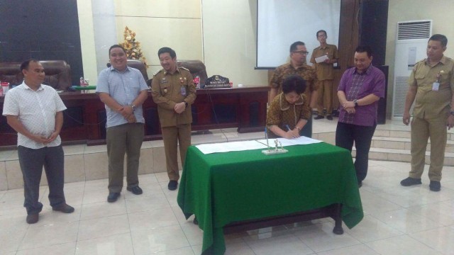 Ketua DPRD Kota Manado Nortje Van Bone menandatangani 