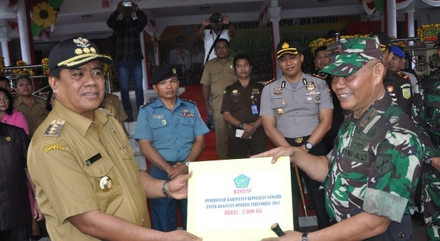Brigjen TNI Sabar Simanjuntak menerima bantuan dari Bupati Sangihe Jabes Gaghana untuk pelaksanaan Opster TNI 2017