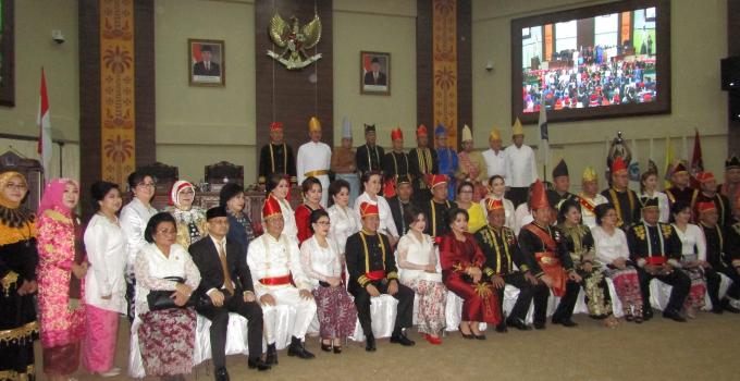 Foto bersama Gubernur, Wakil Gubernur, Ketua Dewan dan seluruh anggota DPRD Sulut
