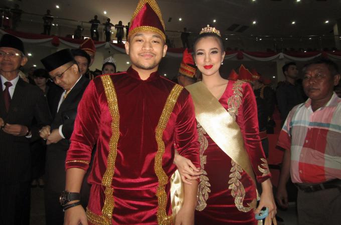Anggota DPRD Sulut, Dicky Marvel Makagansa bersama isteri