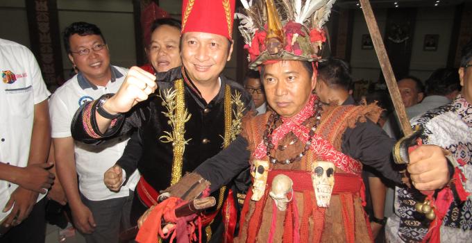 Bupati Mitra James Sumendap yang menjadi pusat perhatian bersama Wakil Bupati Minahasa Ivan Sarundajang