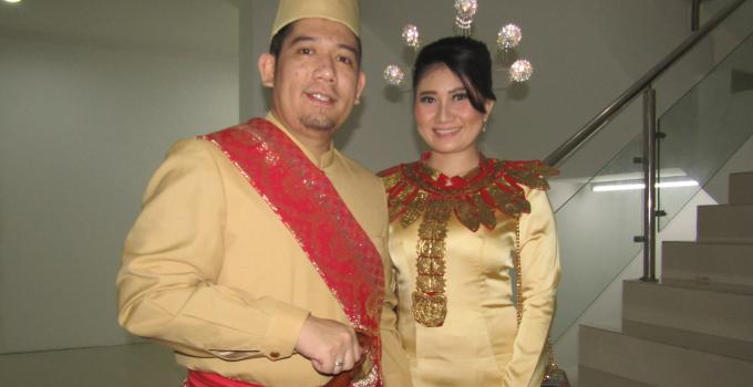 Raski Mokodompit bersama isteri
