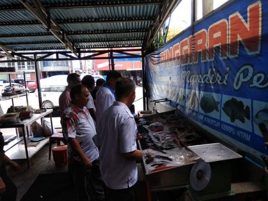 Anggota Komisi D DPRD Kota Manado bersama  Dinkes, BPOM memeriksa kwalitas ikan
