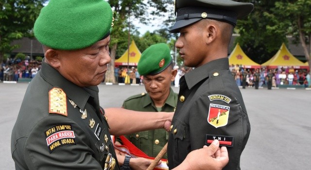Mayjen TNI Ganip Warsito memasangkan pangkat efektis kepada mantan siswa