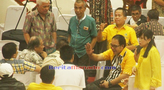 Careig Naichel Runtu (kedua dari kanan) bersama pengurus DPD II Partai Golkar Minahasa