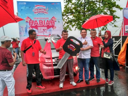 Christoforus Padama saat menerima hadiah mobil Honda BR-V
