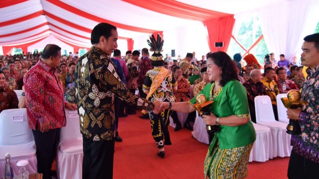 Kepsek SDN 2 Amurang, Anna Pangkey Saat Menerima Piala Adiwiyata Mandiri dari Presiden Joko Widodo