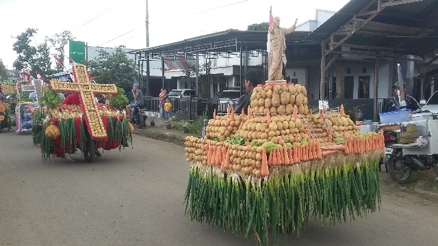 Patung Miniatur Tuhan Yesus Memberkati Dalam Modoinding Potato Festival
