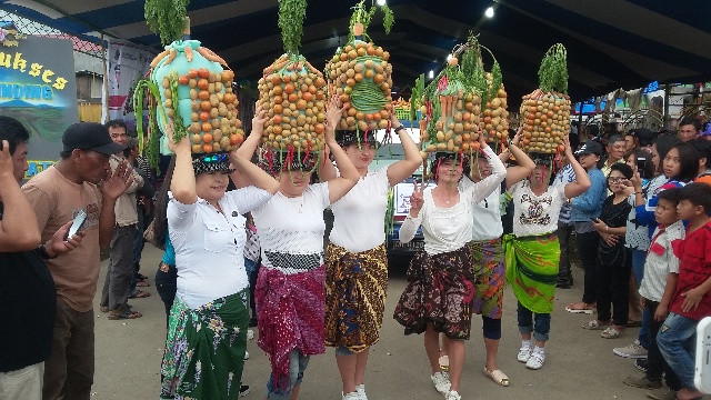 Sejumlah Ibu-Ibu Yang Membawa Replika Lonceng di Modoinding Potato Festival