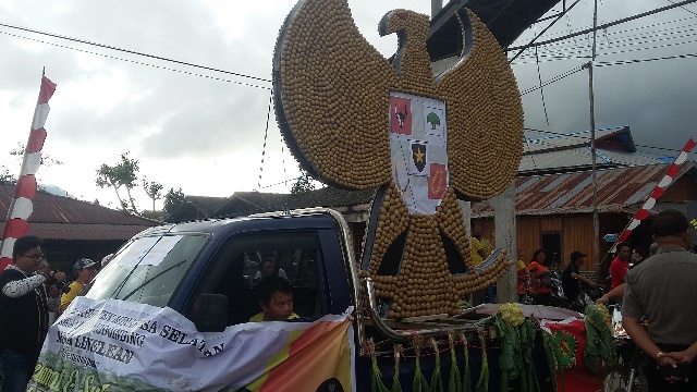 Hiasan Garuda Pancasila Dalam Modoinding Potato Festival
