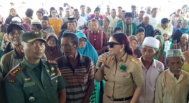Bupati Vonnie Panambunan bersama masyarakat Desa Likupang II.