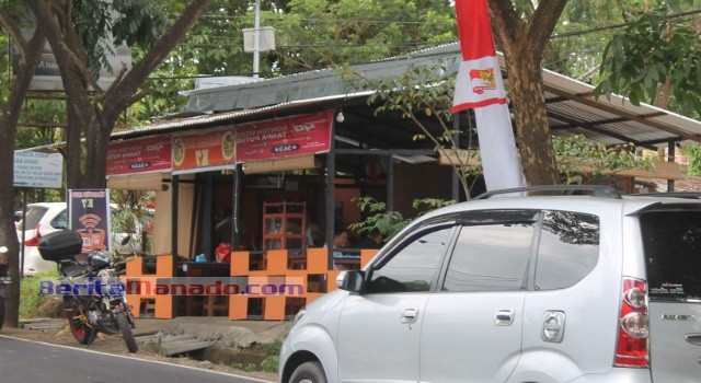 Rumah Kopi K7 terletak di sepadan jalan Desa Kalawat, tepatnya di jalur hijau Kecamatan Kalawat.