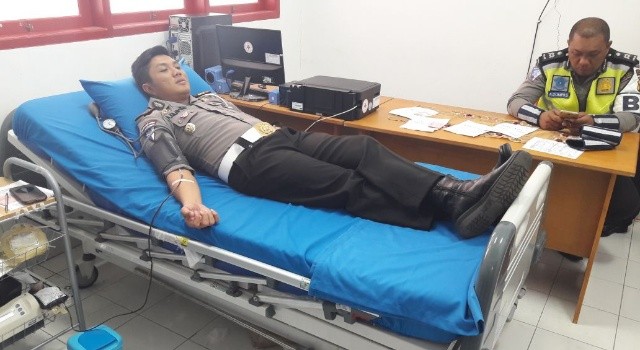 Teladan ditunjukan Kasat Lantas Polres Minut AKP Andrew Kilapong, dengan mendonorkan darah.