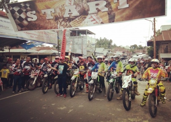 Ketua Panitia Semuel Montolalu dan Ketua JS Kolonisasi sesaat sebelum melepas peserta di garis start