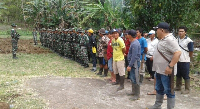 TNI dibantu masyarakat dan pemerintah desa.(foto: Kodim 1310/Btiung)