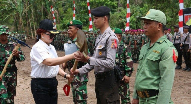 Bupati Minut Vonnie Panambunan secara simbolis menyerahkan peralatan kerja kepada perwakilan berbagai unsur sebagai tanda dimulainya TMMD ke-100.(foto: Kodim 1310/Bitung)