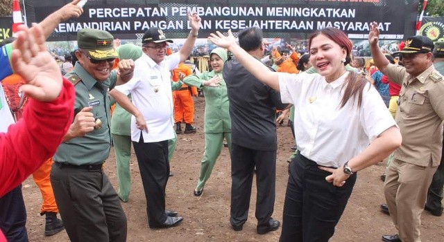 Danrem 131 Santiago Brigjen TNI Sabar Simajuntak menari bersama Bupati Minut Vonnie Panambunan.