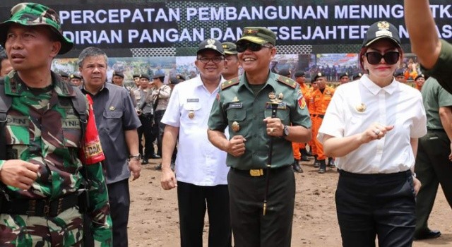 Kebersamaan Danrem 131 Santiago Brigjen TNI Sabar Simajuntak bersama Bupati Minut Vonnie Panambunan dan Wabup Minut Ir Joppi Lengkong.