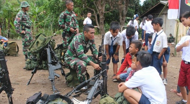 Prajurit Kodim 1310/Bitung, menunjukan sejumlah perlengkapan TNI kepada para pelajar.