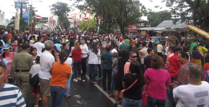 Masyarakat membludak menyaksikan Karnaval Manado Fiesta