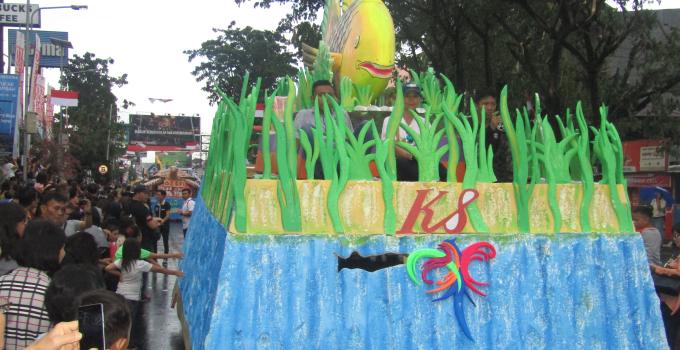 Rumah Kopi K.8 ikut serta di karnaval mobil hias Manado Fiesta 2017, mulai dari Boulevard II dan selesai di GodBless Park Boulevard I