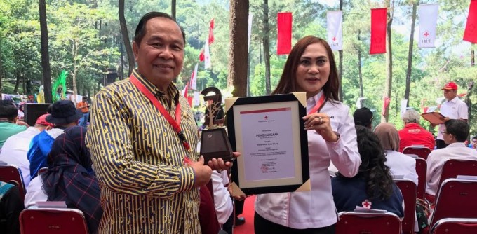 Walikota bersama Ketua PMI Kota Bitung saat menerima penghargaan SIBAT