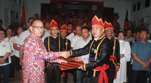 Fabian Mendur menerima mandat sebgai Ketua Panitia Lokal Pulang Kampung Kumawangkon 2018