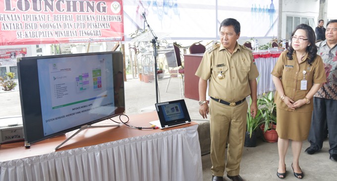 Bupati James Sumendap SH didampingi Kadis Kesehatan Dr Rinny Tamuntuan melakukan Launching Sistem Aplikasi Rujukan Berbasis Elektronik di Mitra