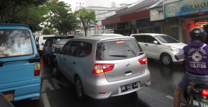 Kemacetan lalulintas di Jalan Sam Ratulangi