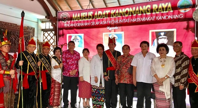Bupati Minahasa Drs Jantje Wowiling Sajow kelima dari kanan)