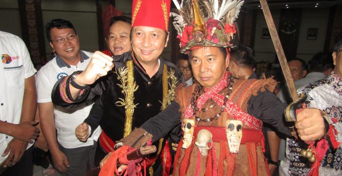 Paripurna HUT Sulut James Sumendap Ivan Sarundajang, baju adat, pakaian adat busana daerah