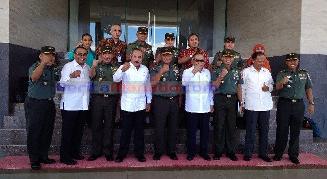Foto bersama Jenderal TNI Subagyo Hadisiswoyo dan Mayjen TNI Ganip Warsito beserta jajaran masing-masing