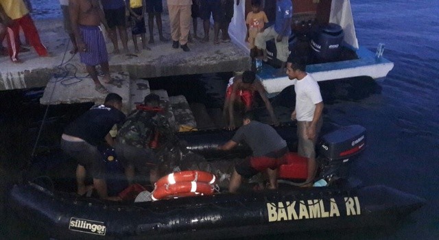 Proses evakuasi korban kapal tenggelam di Serei