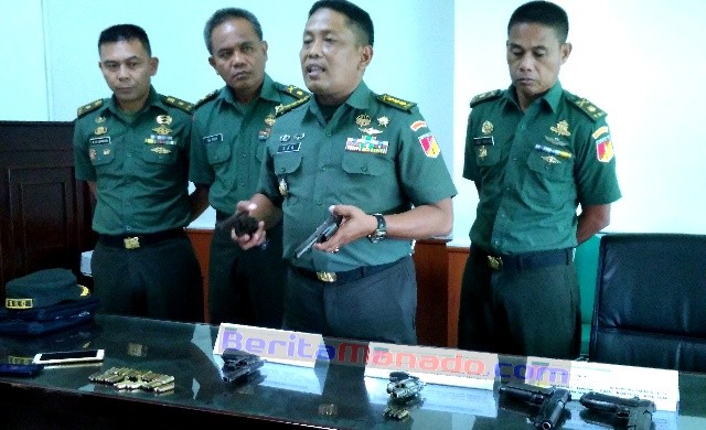 Kolonel Inf Eko Prayitno dan para Pabandya menunjukkan barang bukti senjata api dan munisi yang diamankan