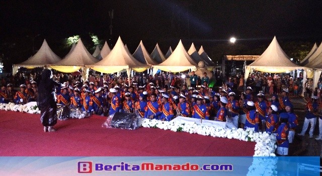 Tim Drumband Satuan Polisi Pamong Praja kota Manado yang beranggotakan 100 personil siap didepan panggung utama