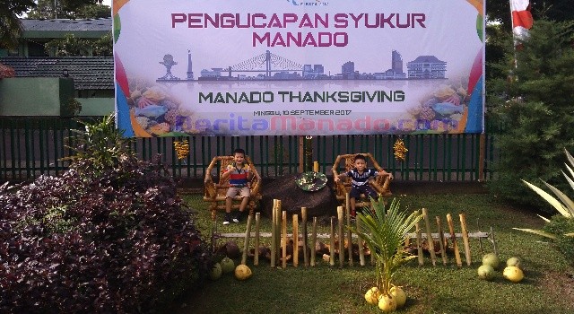 Dua orang anak sedang menikmati photobooth di rumah dinas Dandim 1309/Manado