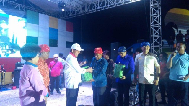 Wali Kota Palu Drs Hidayat MSi memberikan cendramata bawang goreng khas kota palu kepada wali kota Manado Vicky Lumentut