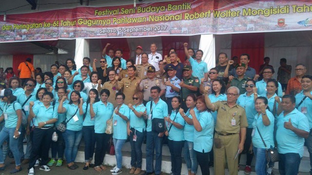 Walikota Manado Vicky Lumentut foto bersama panitia serta tamu undangan lainnya