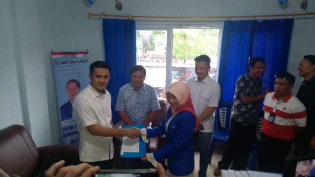 James Arthur Kojongian saat mendaftar di partai Demokrat Sulut untuk maju di Pilkada Minahasa