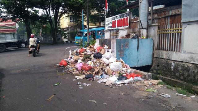 Gumpalan sampah di sampah, kecamatan senang sampai siang hari belum diangkat.