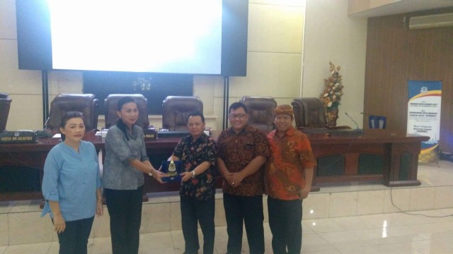 DPRD Kota Surakarta menerima cendramata dari DPRD Manado.