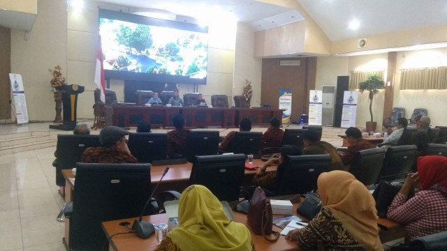 Legislator Manado memaparkan program Pemkot Manado kepada peserta kunker dari DPRD Surakarta.